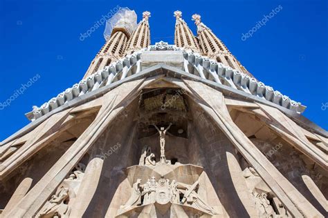 Barcelona Marzo Fachada De Pasi N De La Bas Lica Y Iglesia