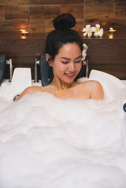 Premium Photo Young Beautiful Asia Woman Takes Bubble Bath