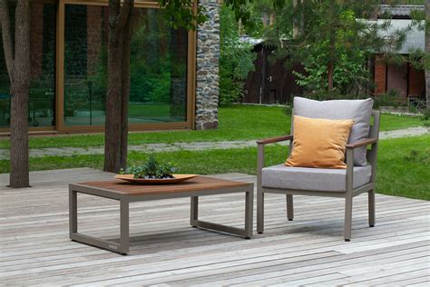 Стол уличный журнальный SANTORINI, алюминий цвет PECAN, дерево