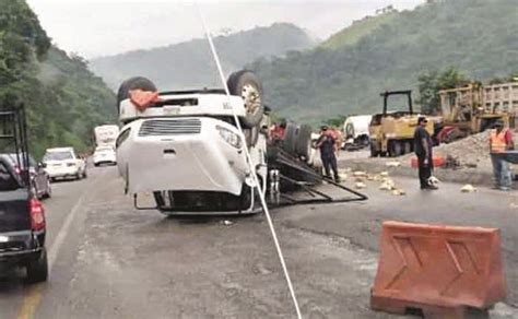 Se Accidenta Cami N Cargado De Pollos Peri Dico El Orbe