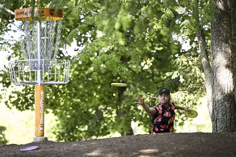 Frisbeegolfin ympärillä on komeaa nostetta mutta seuratoimintaan se ei