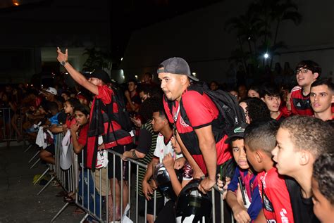 A Gazeta Elenco Do Flamengo Chega Em Vit Ria N O Atende Torcida E