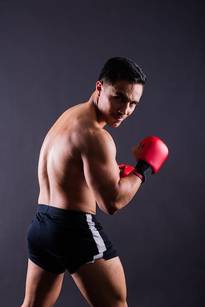 Guantes De Boxeo Hombre Entrenando En El Desaf O De Lucha Deportiva O