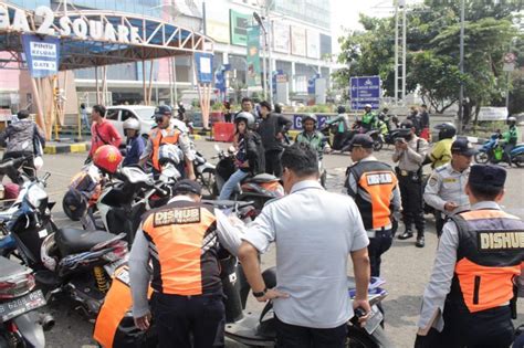 Meresahkan Jukir Liar Di Kawasan Jis Patok Tarif Parkir Rp Per Motor