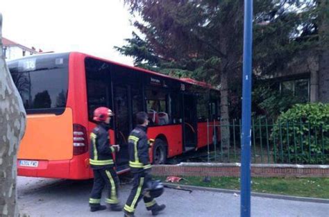 ÚLTIMA HORA Tres heridos leves al salirse un autobús urbano de la vía