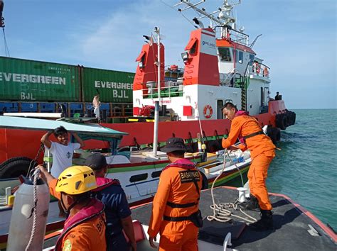 Tim Sar Gabungan Gunakan Kapal Tongkang Mudahkan Evakuasi Dua Kapal