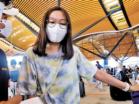 【本報直擊】趕及北上開學 港生喜如中彩 工聯成功助80人購金巴票 40人昨率先上車 香港文匯報