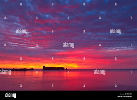 Le Rocher Percé or Percé Rock in the Atlantic Ocean at sunrise Percé ...