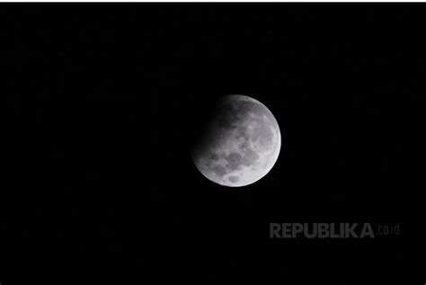 Penampakan Gerhana Bulan Sebagian di Bandung | Republika Online
