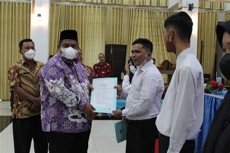 Bupati Suhatri Bur Serahkan Sk Pengangkatan Asn Kepada Orang Cpns