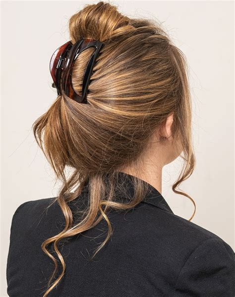 11 Easy Claw Clip Hairstyles to Try In 2021- PureWow