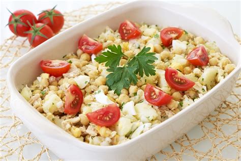 Ensalada de garbanzos y patatas bonito huevo y tomate completísima