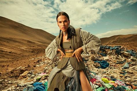 A O Transforma Lix O De Roupas No Deserto Do Atacama Em Passarela