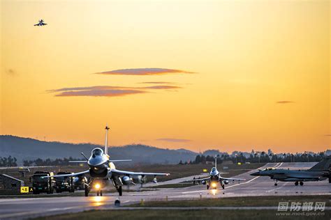 南部战区空军航空兵某旅组织跨昼夜飞行训练 中华人民共和国国防部