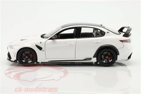 Bburago 1 18 Alfa Romeo Giulia GTAm Baujahr 2020 trofeo weiß BU01448