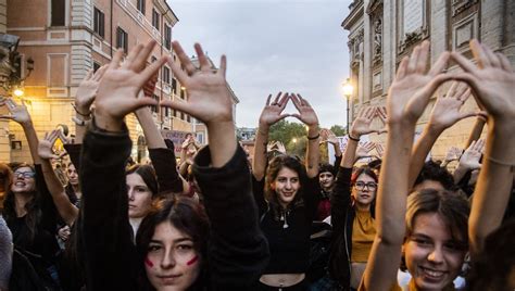 Giù le mani dai nostri corpi Parte dalle piazze pro aborto lautunno