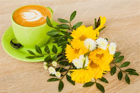 Vue Dangle élevé De Tasse à Café Art Latte Avec Une Fleur Fraîche Sur