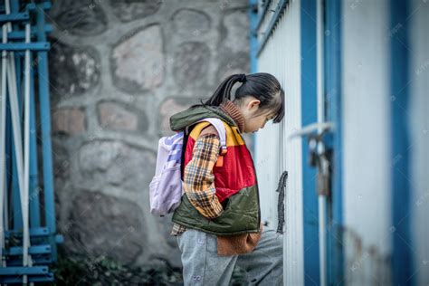 人像女孩留守儿童孤独抑郁摄影图配图高清摄影大图 千库网