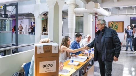 Alberto Fernández fue a votar y remarcó que hoy es un día muy