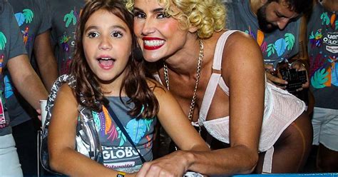 Filha de Deborah Secco esbanja beleza ao lado da mãe na Sapucaí