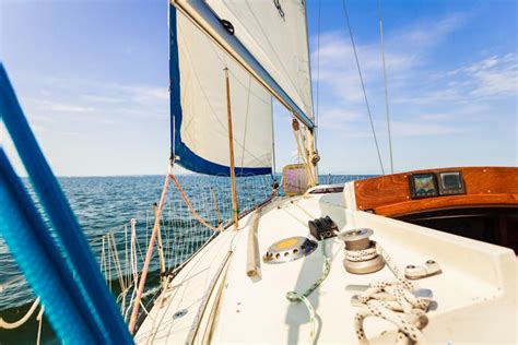 Navigazione Da Diporto Sul Colpo Severo Della Prua Della Barca A Vela