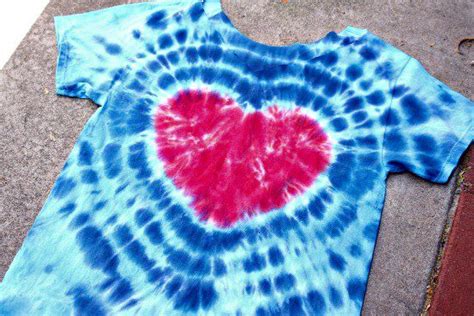 Diy Tie Dye Heart Pattern On A Shirt Crafty Chica