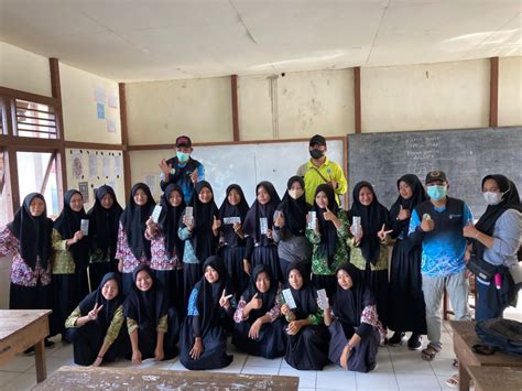 Nakes Puskesmas Bunut Hilir Bagikan TTD Di SMA Pesona Danau Lindung