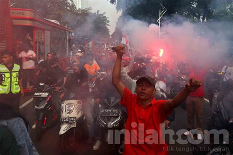 Foto Euforia Supporter Rayakan Kemenangan Timnas Indonesia U