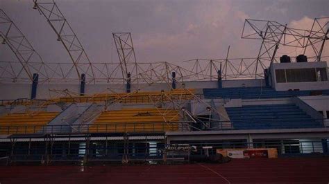 Atap Stadion Arcamanik Bandung Ambruk Akibat Angin Puting Beliung Tak