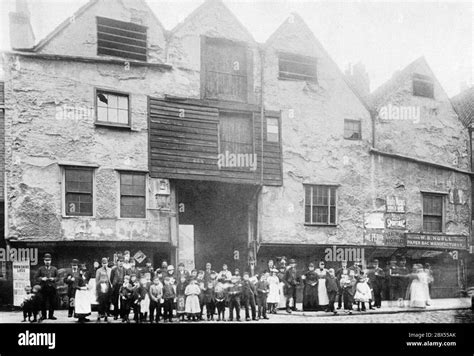 Habitat Des Pauvres Du Eme Siecle Banque D Images Noir Et Blanc Alamy