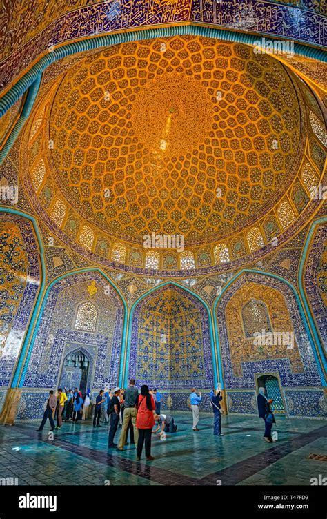 Sheikh Lotfollah Mosque interior Stock Photo - Alamy