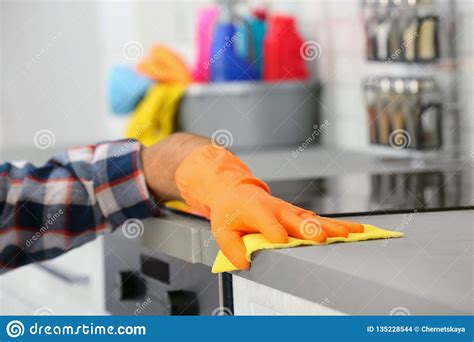 Contador De Cozinha De Limpeza Do Homem Pano Foto De Stock Imagem