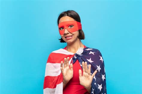 Mujer latina joven que se siente disgustada y con náuseas