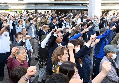 出陣式で気勢を上げる有権者たち（撮影・穴井友梨） 衆院長崎4区補選告示、2氏の第一声【立候補者の公約と経歴】 写真・画像 1 2 ｜【西日本新聞me】