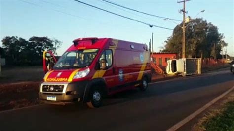 Kombi Tomba Em Acidente De Tr Nsito Na Marginal Da Br Em Cascavel