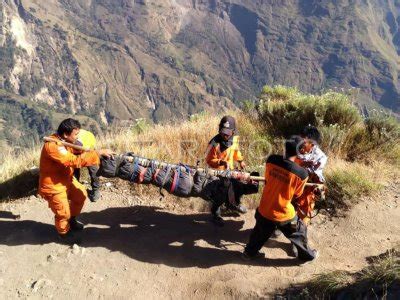 Evakuasi Jenazah Pendaki Gunung Rinjani Antara Foto