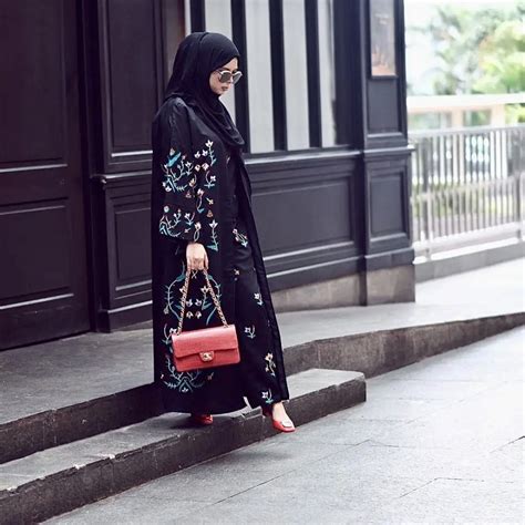 9 Inspirasi Outfit Bukber Hijab Pakai Long Outer Stylish