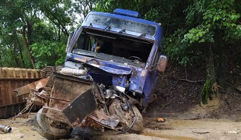 Carreta Tomba Na Br 262 Após Motorista Perder Controle Da Direção