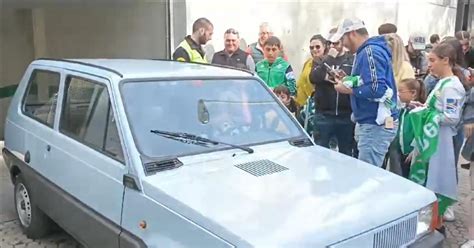 Borja Iglesias Sale Del Parking Del Betis Con Un Seat Panda