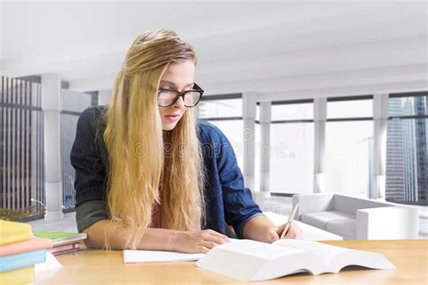 Imagem Composta Do Estudante Que Estuda Na Biblioteca Imagem De Stock