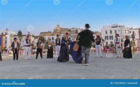 El Grupo Del Folclore Realiza Danza Tradicional En Trajes Tradicionales