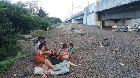 Kisah Keluarga Waluyo Warga Pinggiran Rel Kereta Di Jalur Manggarai