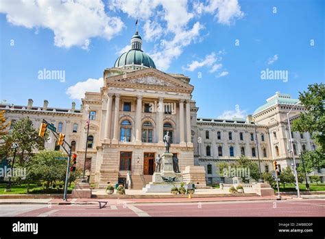 Indiana State Capitol Building with Historical Statue, Downtown Indianapolis Stock Photo - Alamy