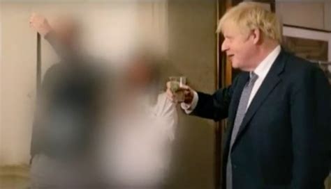 Covid Revelan Im Genes De Boris Johnson Brindando En Fiesta Durante La