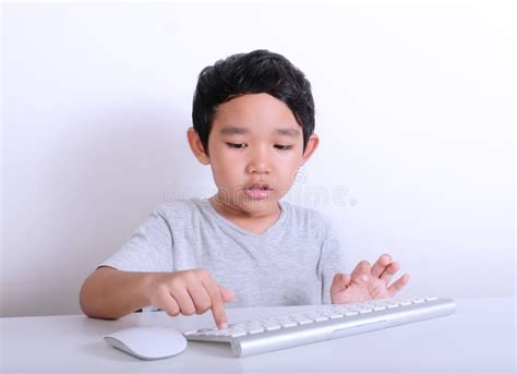 Niño Pequeño Que Trabaja En El Ordenador Foto de archivo Imagen de