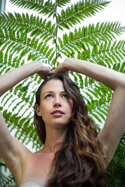 Hermosa Mujer De Pie Al Aire Libre Contra Las Plantas Verdes Con Sus