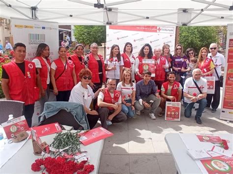 Cruz Roja Regala Claveles En El Romeral Reivindicando Un Trabajo