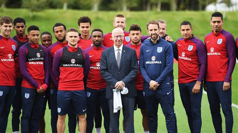 sir bobby charlton urges england  win world cup    lifetime