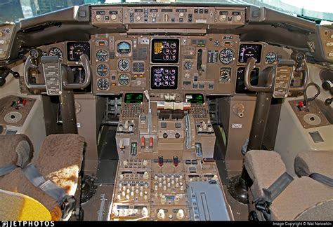 Boeing 757 Cockpit