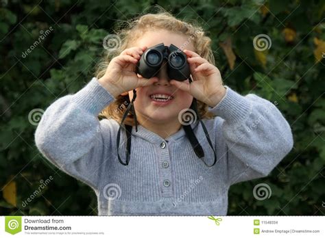 Fille Avec Des Jumelles Photo Stock Image Du Durée éducation 11548334